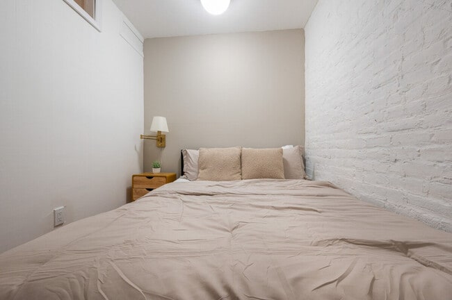 Building Photo - 309 W 28th St