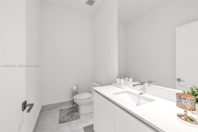 Building Photo - 650 NE 32nd St