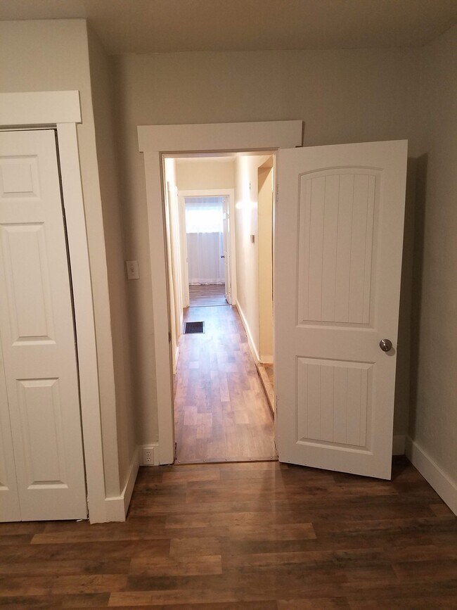 Building Photo - 831 S Edison St