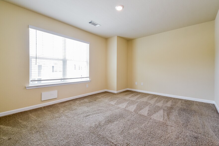 Building Photo - 404 Highwood Ln