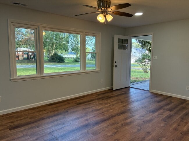 Building Photo - Spacious & Fully Renovated 4-Bedroom Home ...