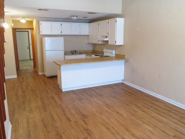 Building Photo - Townhome off Hartsfield Road