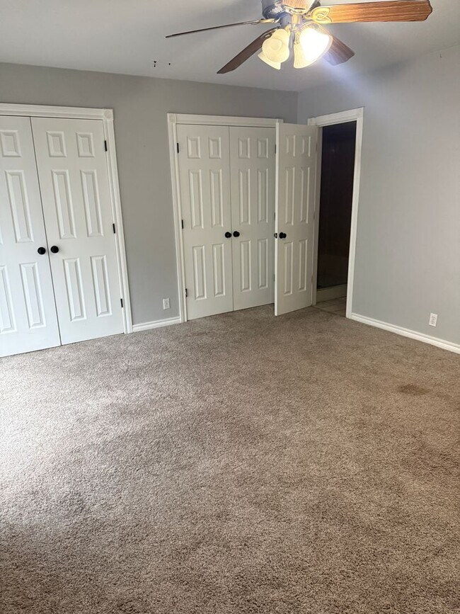 Building Photo - Charming Corner-Lot Duplex in the Heart of Yukon – Available Now!