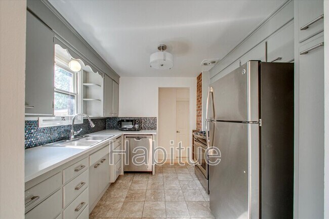 Building Photo - 414 S Pond St