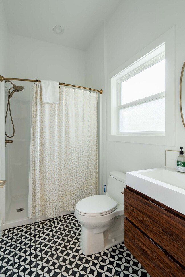 Building Photo - 1425 SE 41st Ave