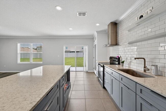 Building Photo - Stunning 5 bed/ 2 bath