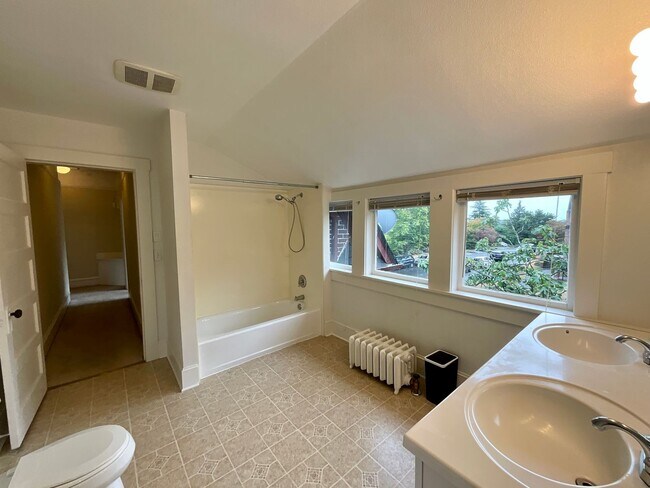 Building Photo - $500 Move In Special - Beautiful 3-bedroom...