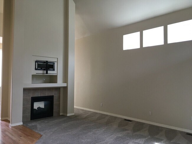 Building Photo - Gorgeous River Canyon Community Home!