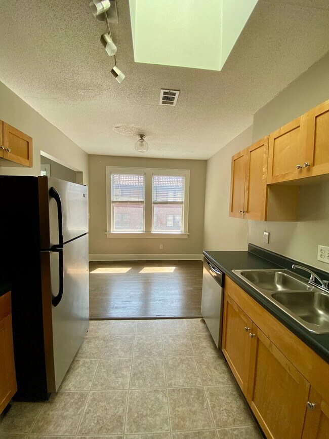 Building Photo - Two Bedroom/One Bathroom, Top Floor Minutes From Beltline