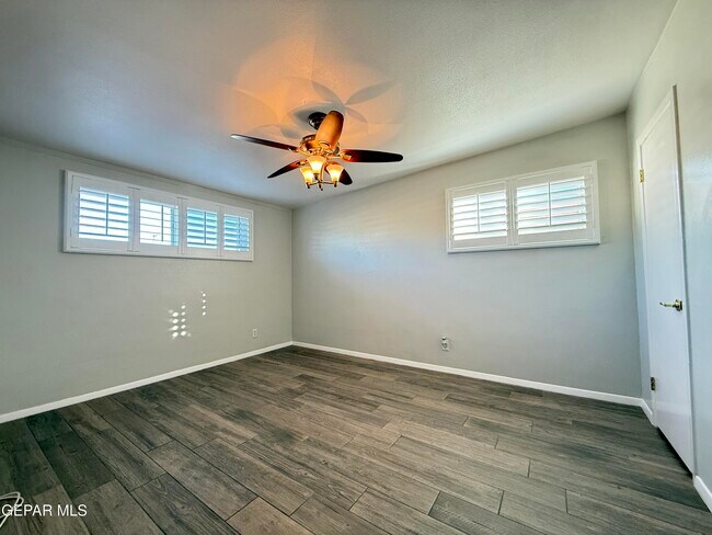 Building Photo - 10180 Saigon Dr