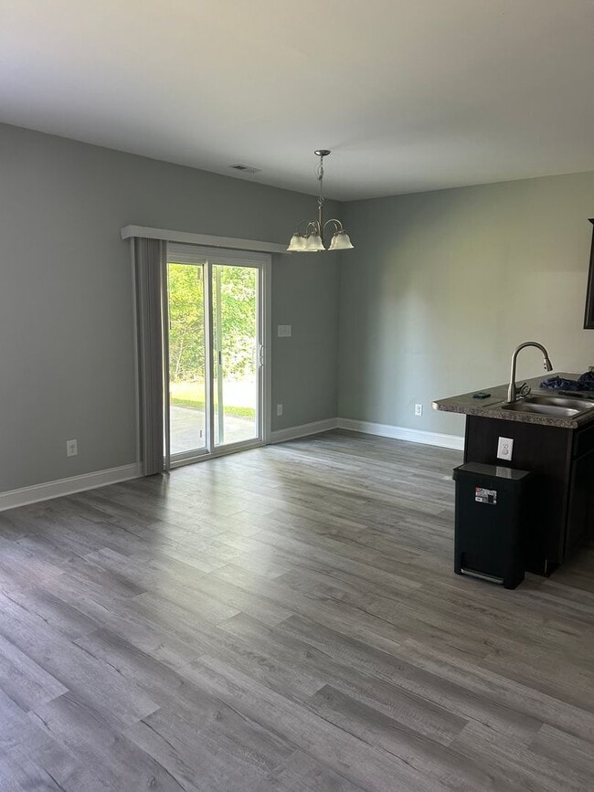 Building Photo - 3 bedroom 2 bath home