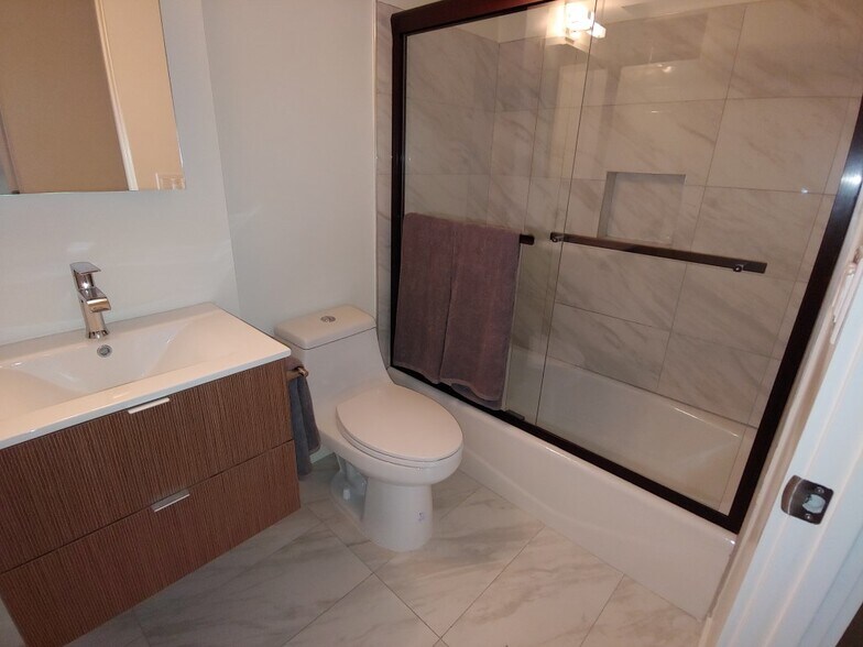 Building Photo - 654 N Virgil Ave