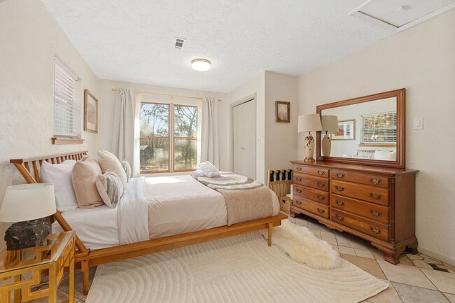 Building Photo - 17097 Lake Sequoyah Dr