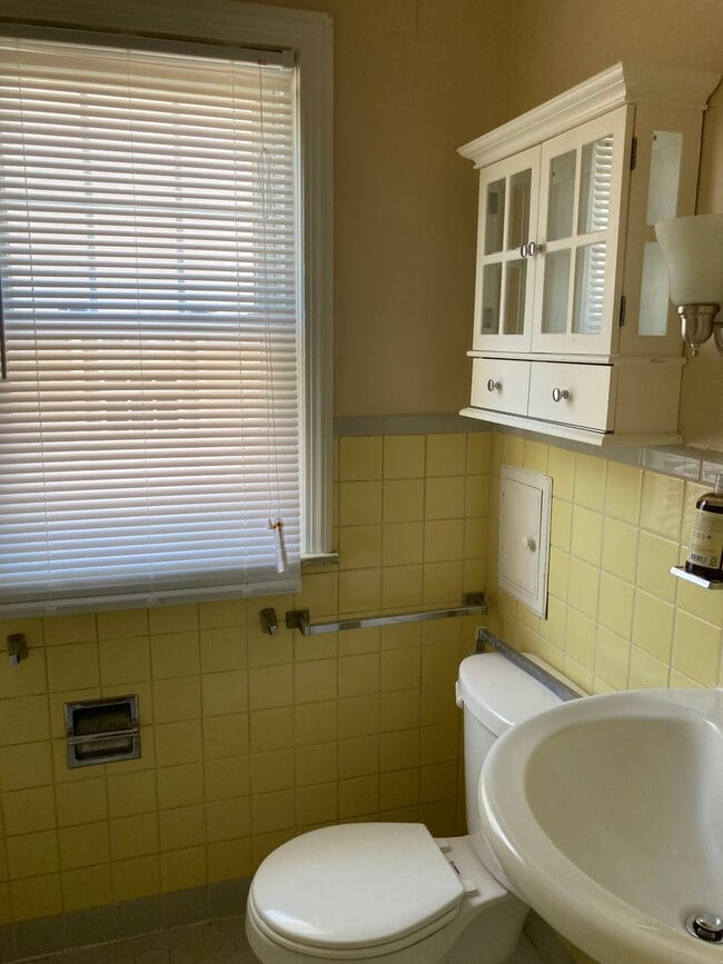 Building Photo - 4 Bedroom South Euclid House for Rent