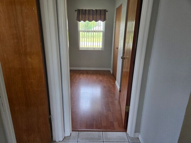 Building Photo - 4870 SW 147 Loop