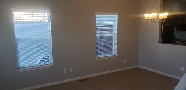 Building Photo - 3 bedroom, 2.5 bath duplex Move In August 10th!!
