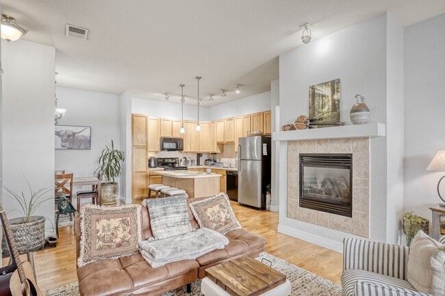 Building Photo - Beautiful Updated 2-bedroom Condo in highly desirable Mayfair-Lowry Location! 1-month free rent- ...