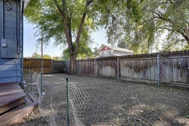 Building Photo - 4 Bedroom 2 Bath Home Boise North End