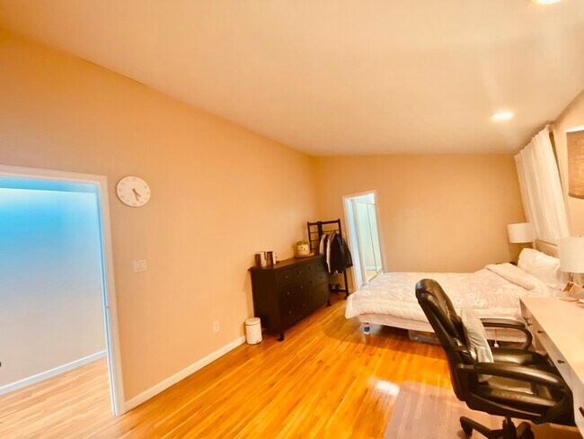 Building Photo - 14 Windsor Rd