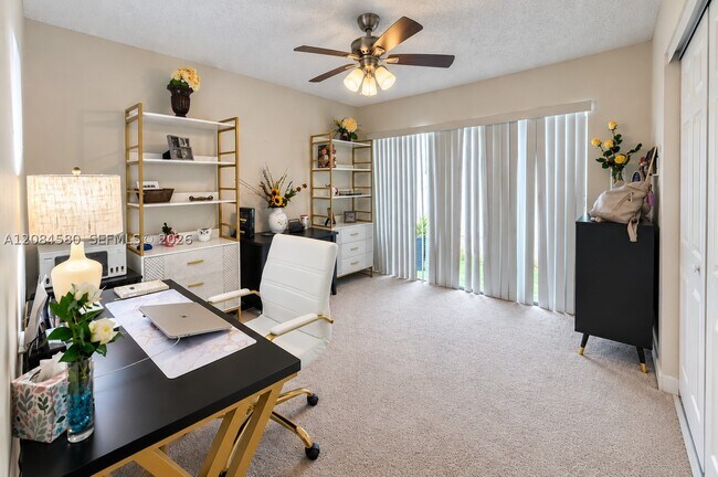 Building Photo - 1401 W Golfview Dr