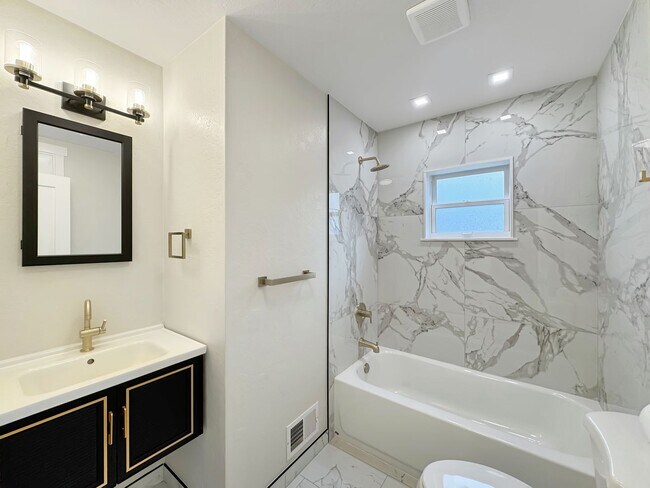 Building Photo - Updated Boise North End Home with Private Balcony, Garage & Easy Access to Trails and Dining