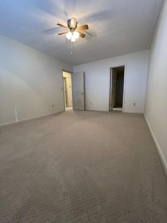 Building Photo - Townhouse for Rent on Emerald Drive