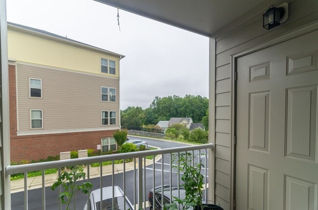 Building Photo - Beautiful and within walking distance to a...