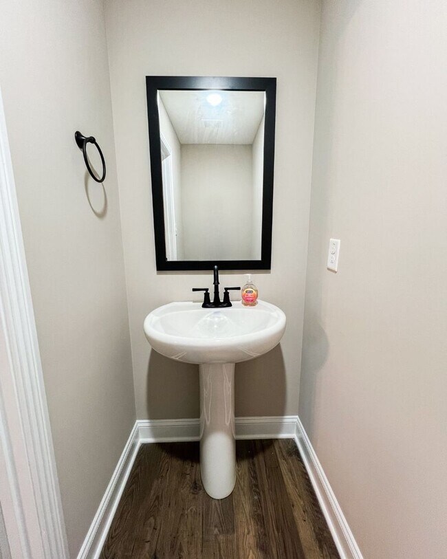 Building Photo - Move-In Specials Available! Beautiful Sing...