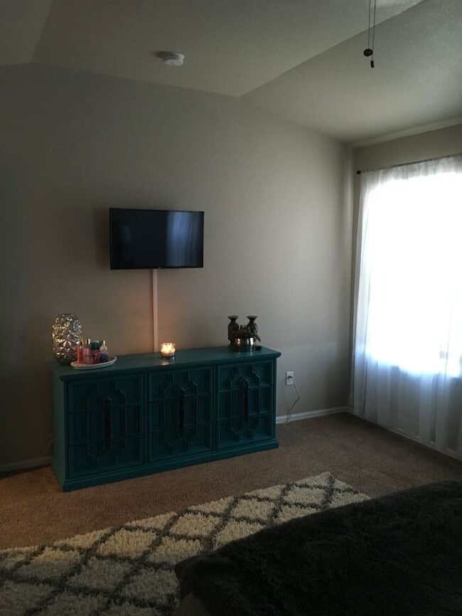 Building Photo - Stunning 3 Bed / 2.5 Bath 2-Story Home in ...