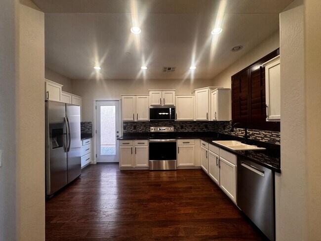 Building Photo - 5 BEDROOM HOME IN POWER RANCH