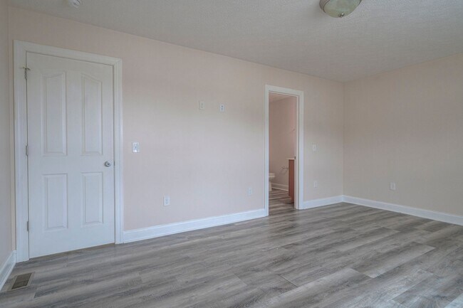 Building Photo - Oak Tree Townhome | 4 Bed, 4.5 Bath | Avai...