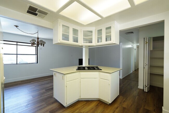 Building Photo - 220 Lilac Ct