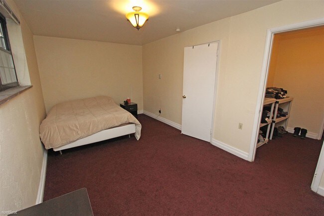 Building Photo - 1 br, 1 bath  - The Bentley Garden Level