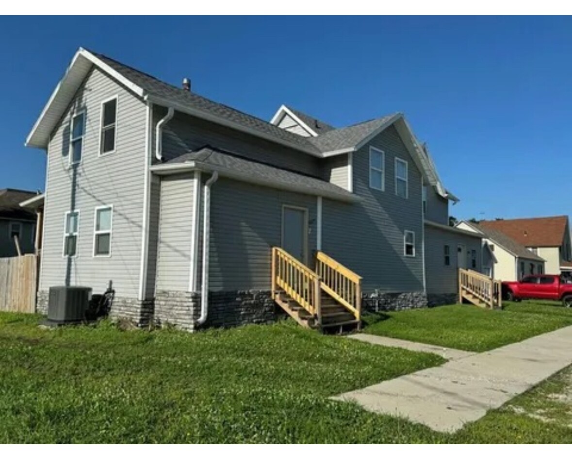 Building Photo - 2025 2nd Ave S