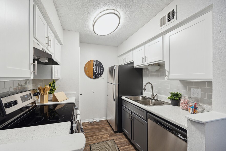 Primary Photo - Elevate at Huebner Grove