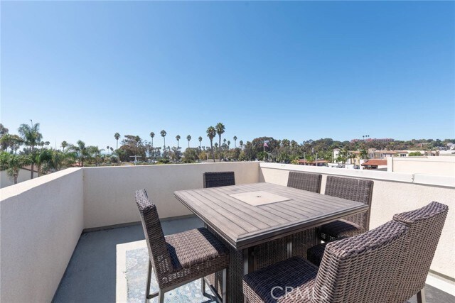 Building Photo - 2148 Doheny Way