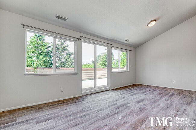 Building Photo - Amazing Open concept Condo in a secluded c...