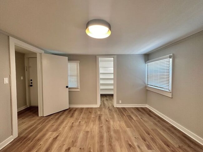 Building Photo - Cozy 1-Bedroom, 1-Bath Gem Near the Azalea...