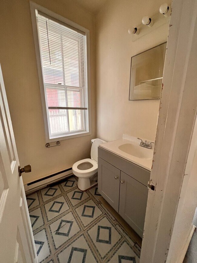 Building Photo - 808 W King St