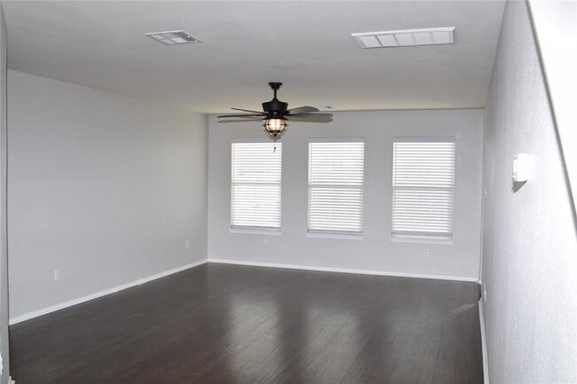 Building Photo - 375 Housefinch Loop