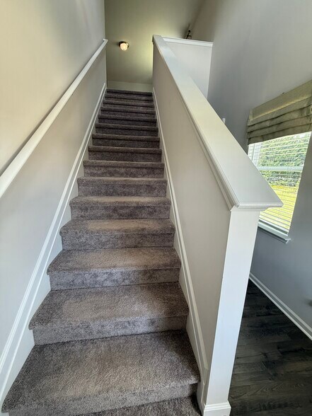 Stairwell Up - 3020 Hillgate Trl
