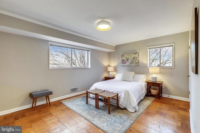Building Photo - Private and Spacious Condo in Bethesda!