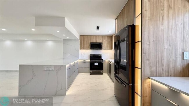 Building Photo - 3822 NE 171 St