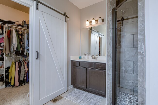 Building Photo - 15523 Valley View Dr