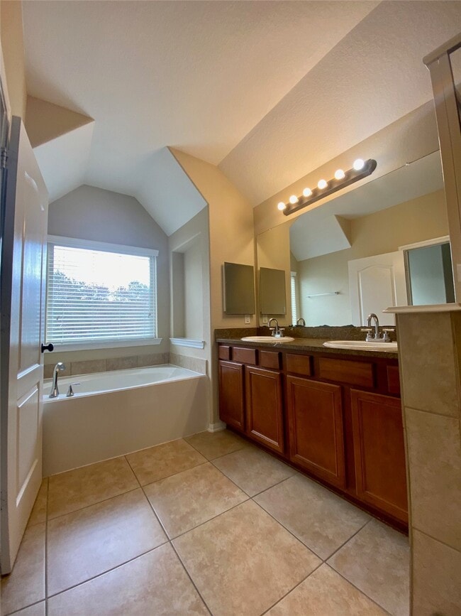 Building Photo - 15 Sagamore Ridge Pl