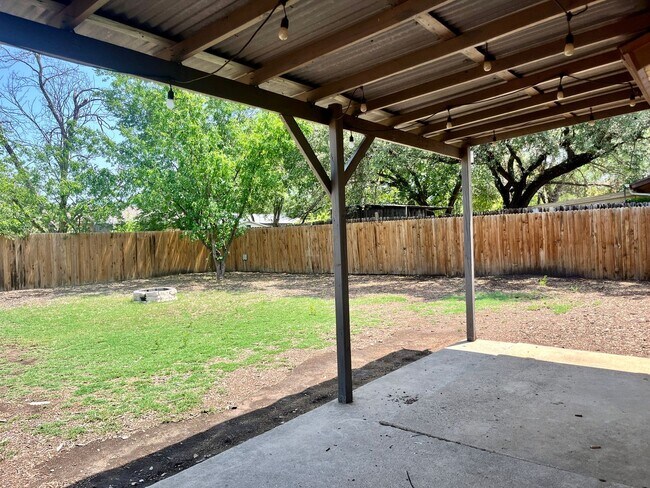 Building Photo - 3 Bedroom 2 Bath~ Close to Fort Sam!