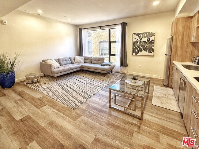 Building Photo - 723 S St Andrews Pl