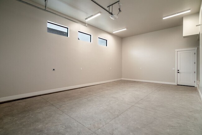 Building Photo - Gorgeous 5 bed | 3.5 bath |  Custom Home with RV Garage in Tonaquint!