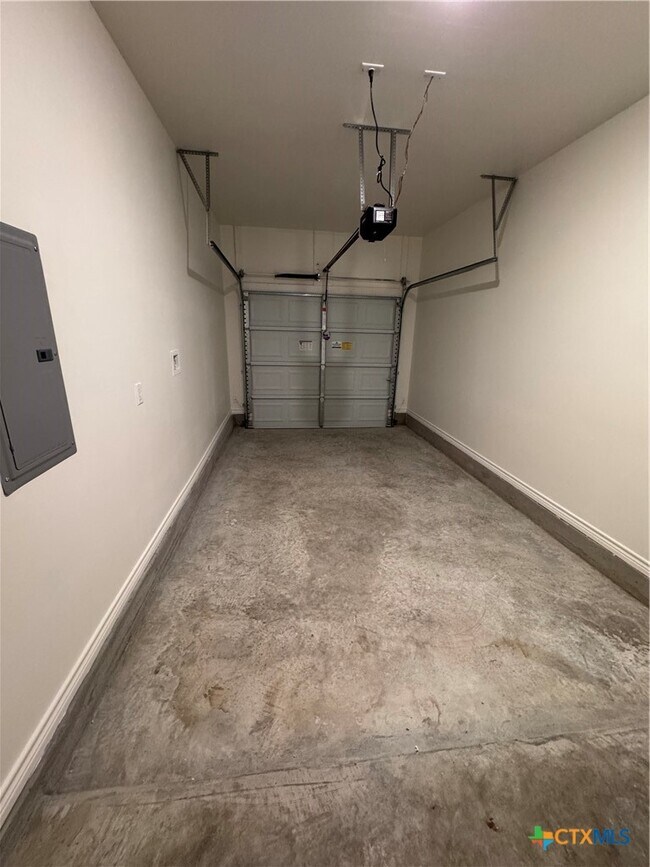 Building Photo - 3900 American Elm Dr