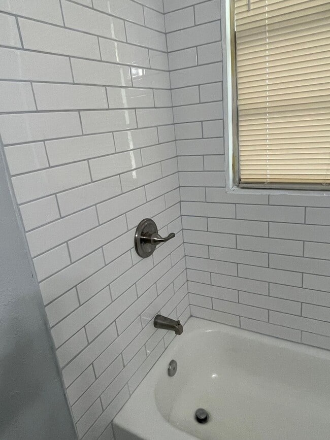 Building Photo - **Move in Ready 4/2 Single Family home